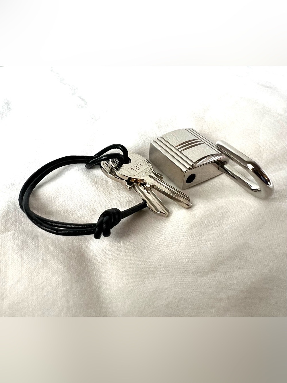 Hermès Padlock and Key Set #100 Never used. Lowest Price I can offer!!! - Picture 6 of 7